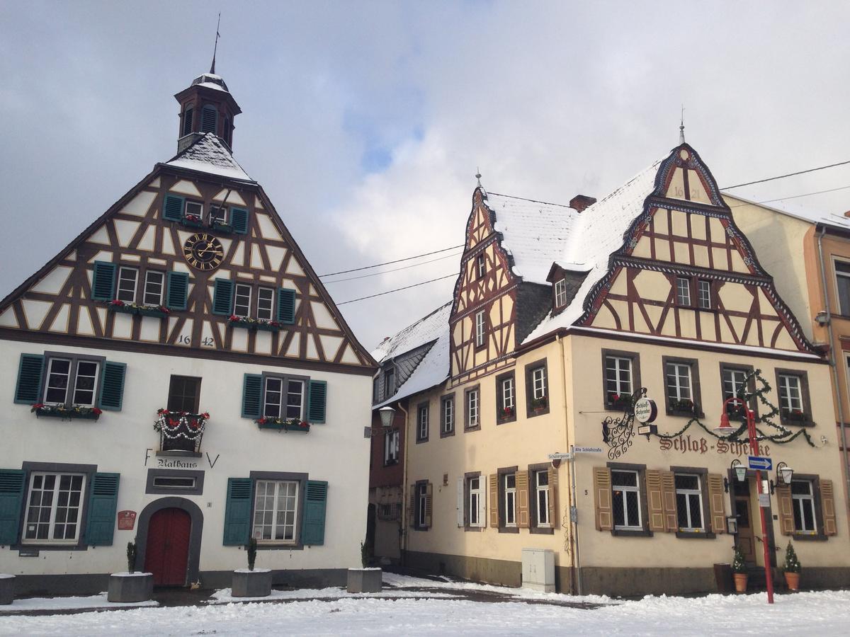Hotel Zur Schloss-Schenke Нойвід Екстер'єр фото